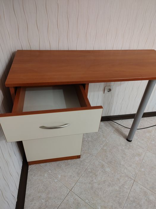 Бюро с чекмеджета