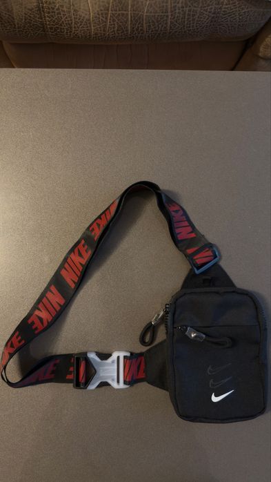 Чисто нова чантичка Nike
