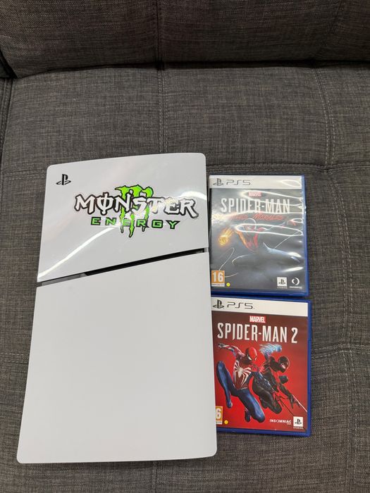 Playstation 5 cu două jocuri