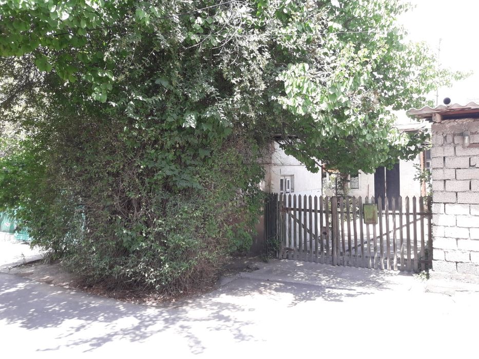 Продаётся участок 2.5 сотки с домом.