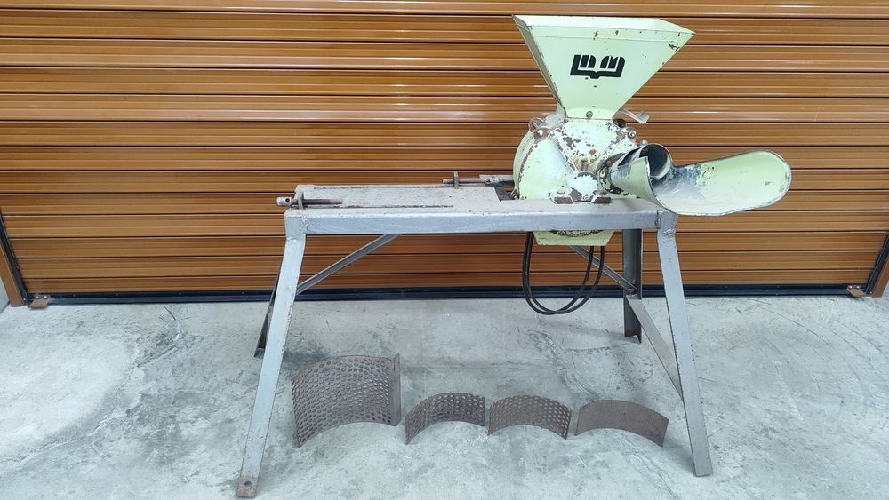 Фуражомелка с чукове и различни сита без електромотор.
