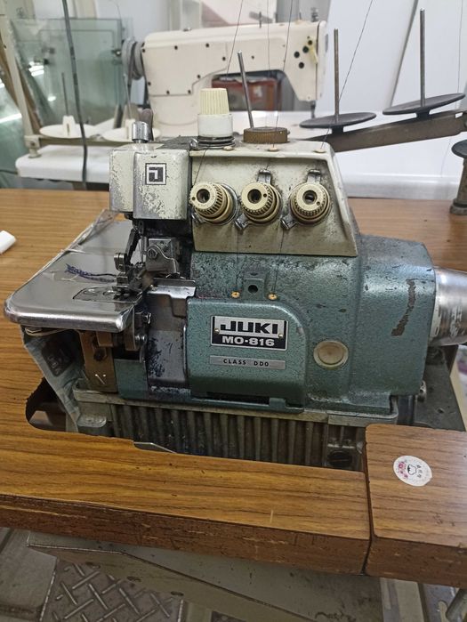 Triploc JUKI + Mașină de cusut YAMA seTA industriale, cu mese