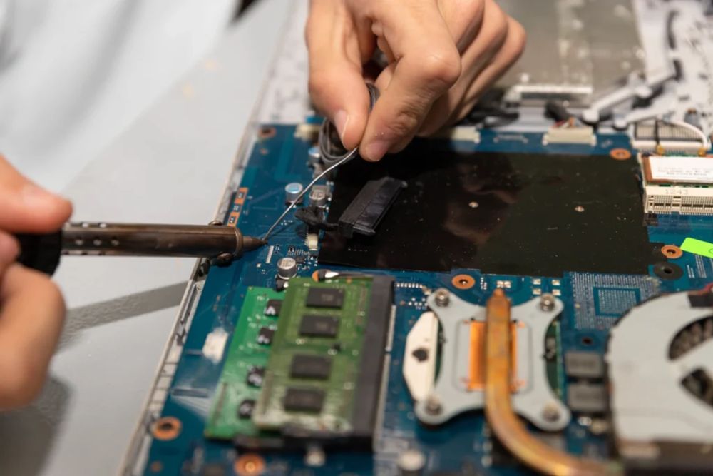 Reparăm calculatoare , leptopuri , ps4,ps5,ps3, xboxuri si mentenante