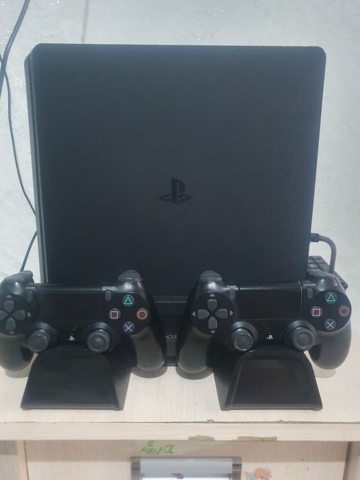 Продам пс4 в отличном состоянии