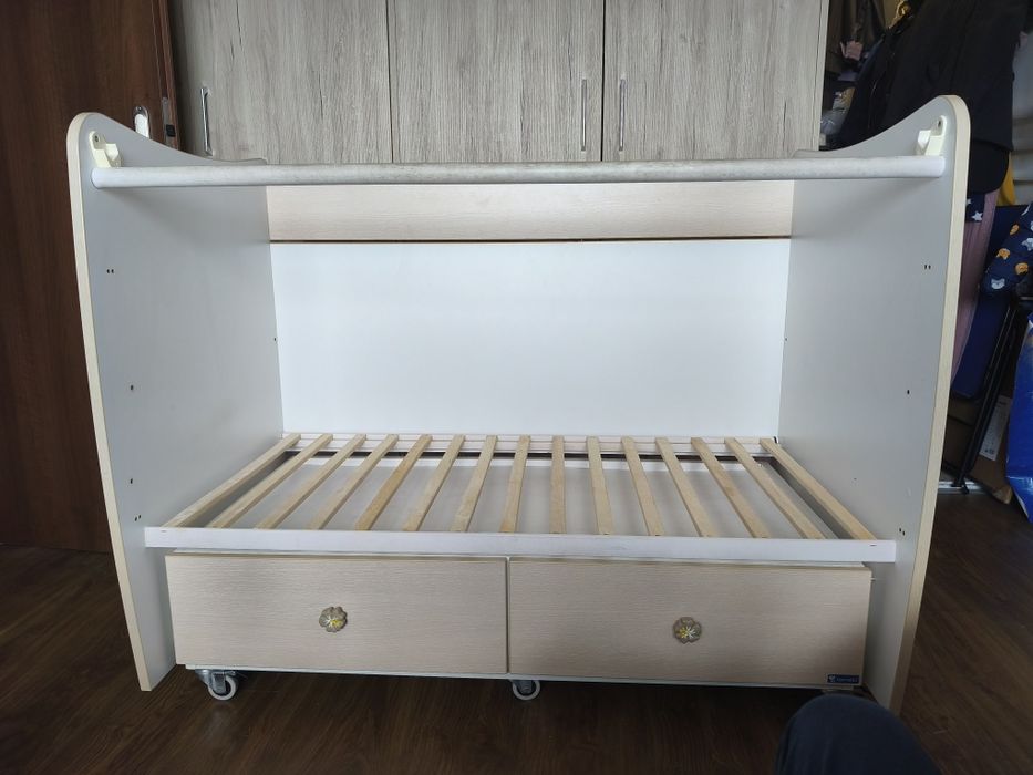 Кошара Лорели с чекмеджета и колелца