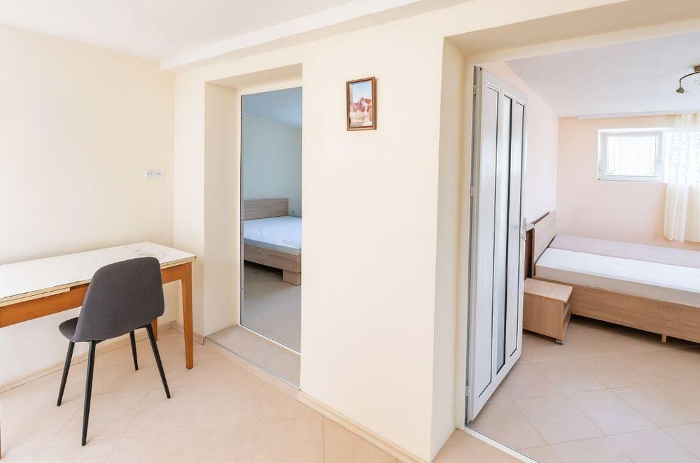 Дава се под наем Тристаен апартамент в Варна, Цветен квартал - 60 кв.м за 350 € - Снимка #1