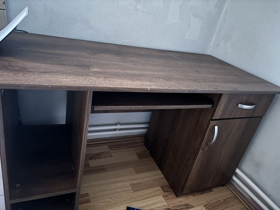 Birou din lemn durabil