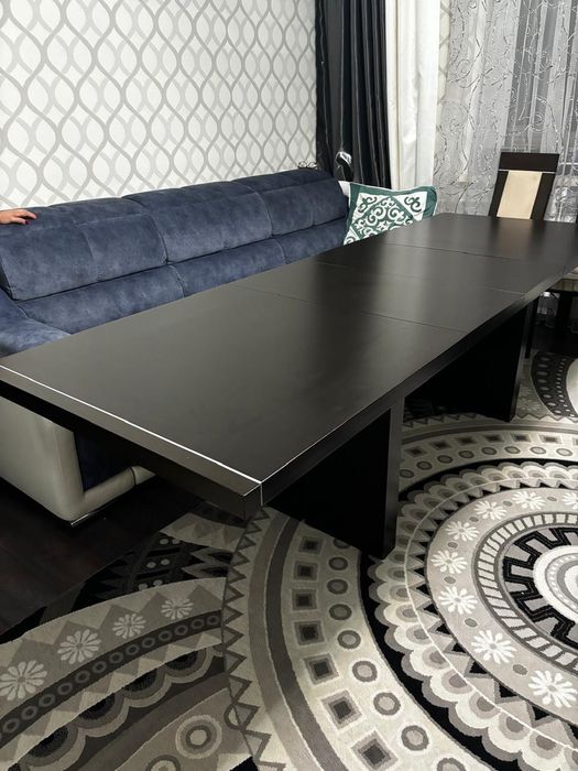 Стол со стульями.