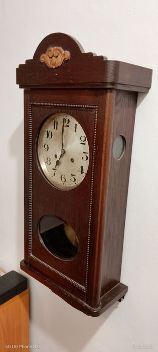 Старинен стенен часовник