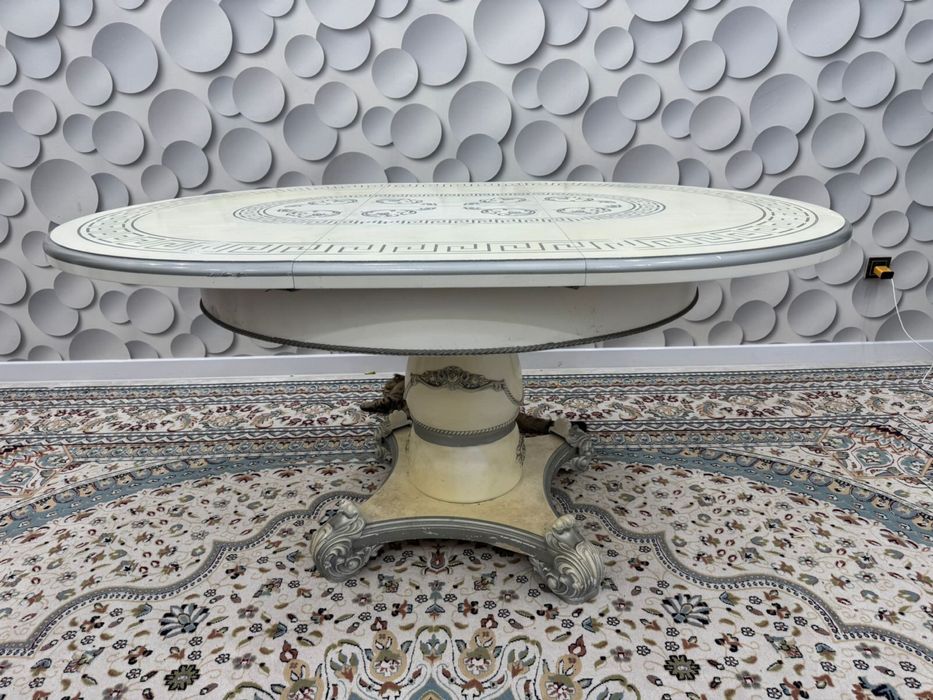 Стол из дерева.