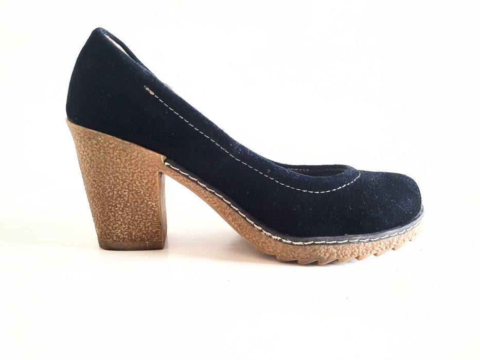 Pantofi negri, din piele intoarsa, cu platforma