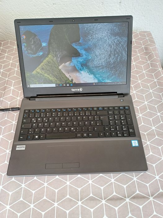 Laptop i3-6th ssd ddr4