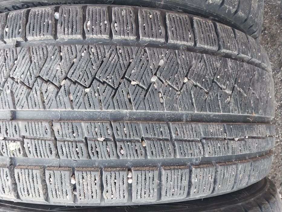 4 шины 245 45 R19. Один отличается рисунком.