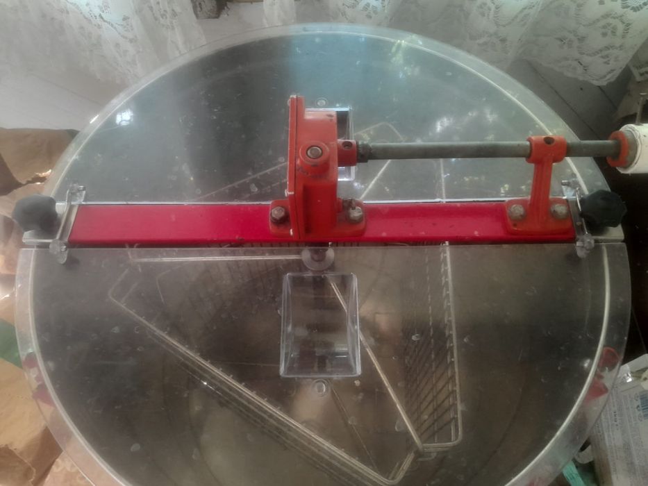 Stupi/Centrifuga apicola/ strecurătoare apicola/ bidoane miere sau lap