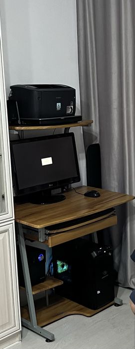 Компьютер в сборе с принтером со столом