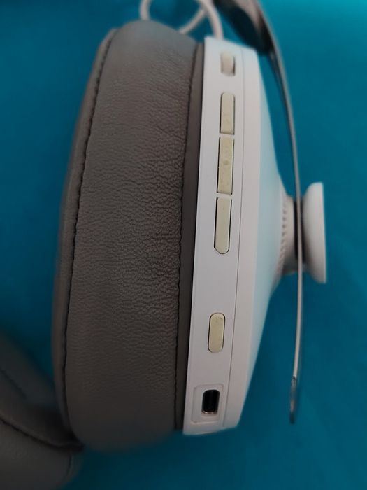 SENNHEISER MOMENTUM 3  Over-Ear, Wireless, Bluetooth, culoare alb cu crem, în stare bună de funcționare.