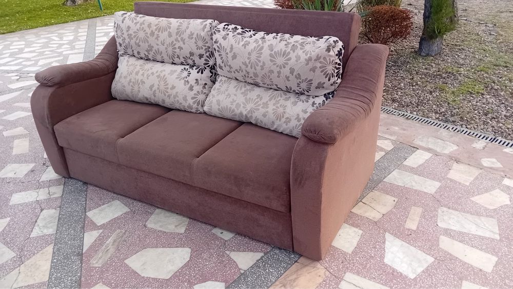 Canapea extensibila cu lada pentru haine