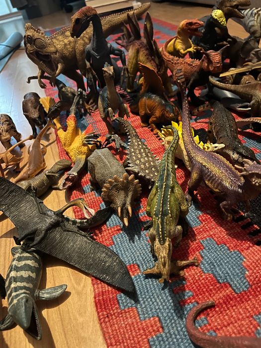 Turma de dinozauri de jucărie