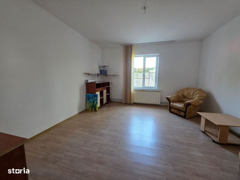Casă în Roman, zonă centrală, suprafață 140 mp, 4 camere spațioase