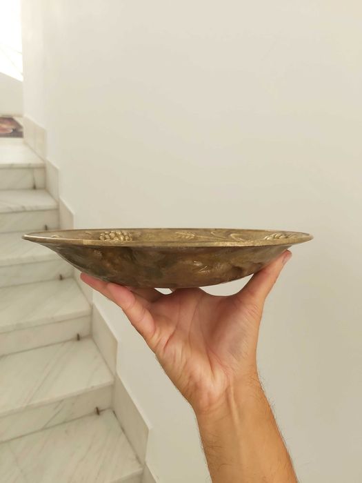 Platou Art Nouveau din alamă masivă – Relief Tridimensional și Patină Autentică