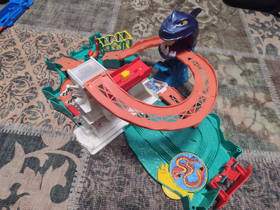 Hotwheels  писти- 2 крокодила, горила, динозавър и акула