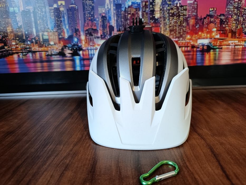 Вело шлем от бренда BELL