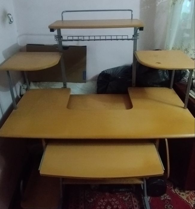 Компьютерный стол продаётся