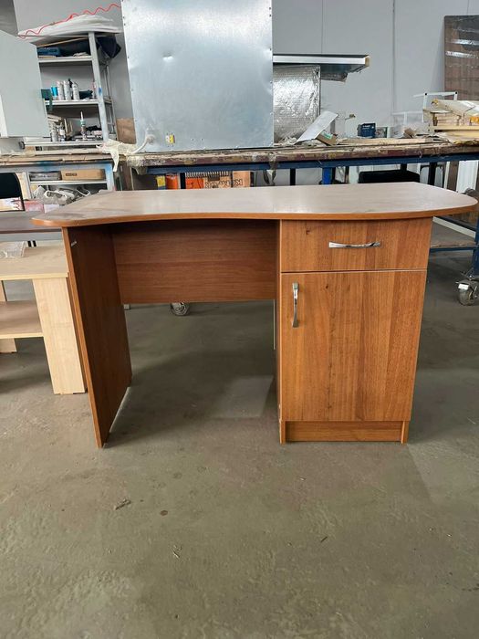 Стол офисный однотумбовый