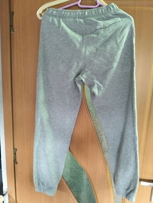 Vând pantaloni de trening Nike