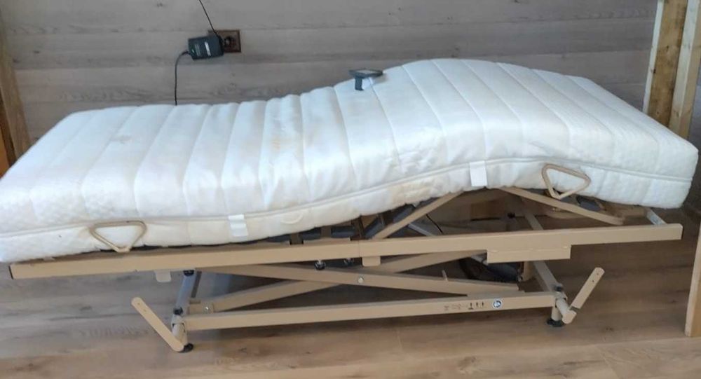 Pat medical pentru îngrijire bolnavi/recuperare, electric, cu telecomandă – Stare Excelentă