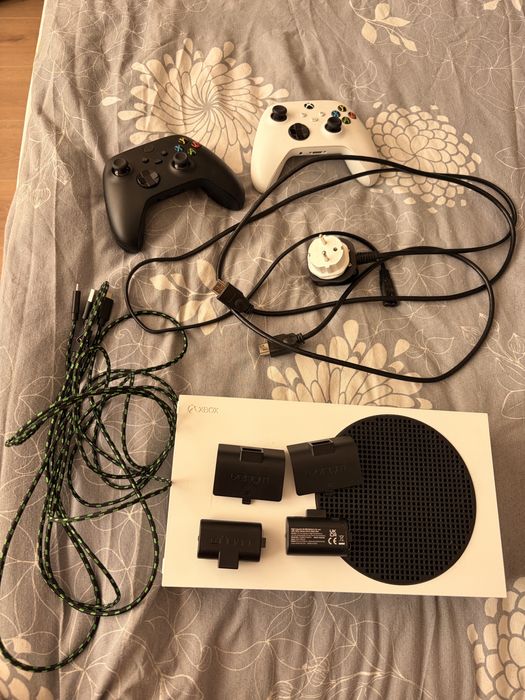 Xbox Series S 512gb+ 2 геймпада с акумулатори и кабели