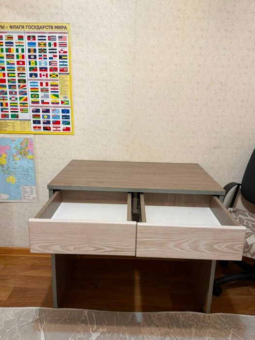 Продаю шкаф + стол вместе 
Шкаф:
• Высота — 2 м
•