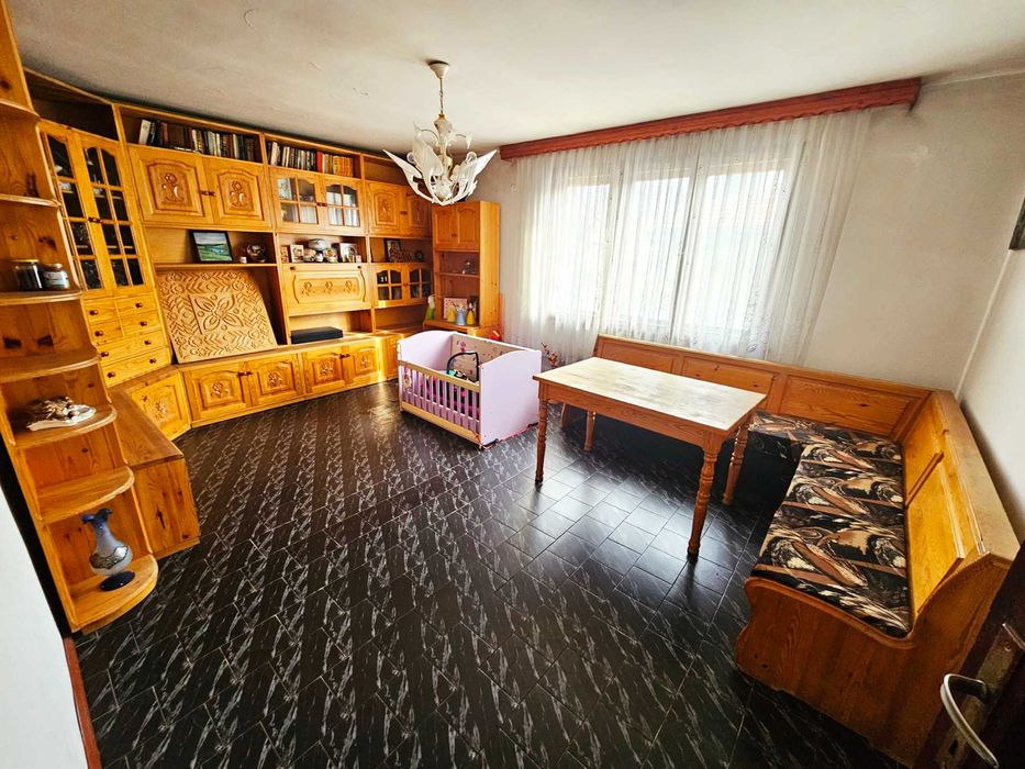 3-етажна къща с двор и гараж в идеален център на Велинград