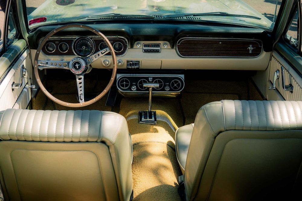 Inchiriere masina de epoca Ford Mustang decapotabil din 1966 si altele pe epicgo.ro