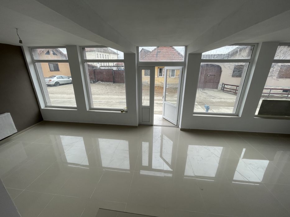 Apartamente cu spatiu comercial