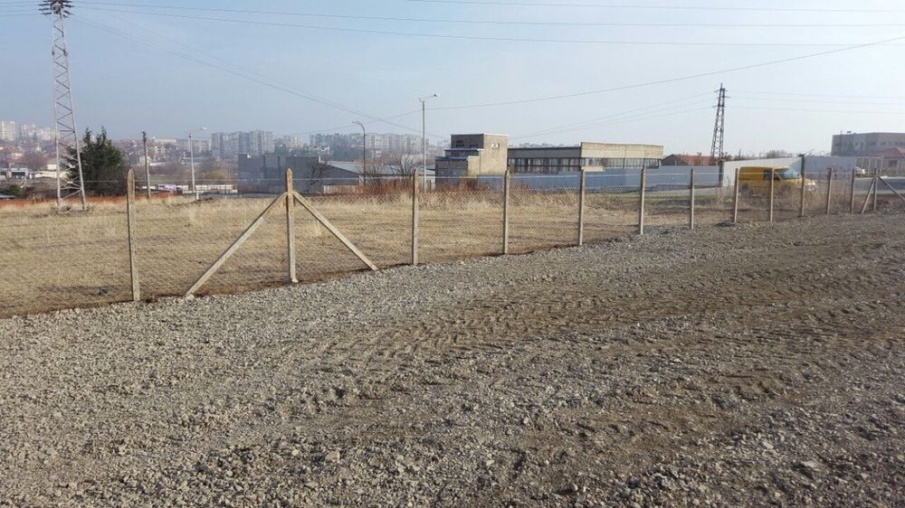 ОГРАДА С Циментови колове и Поцинкована Оградна Мрежа