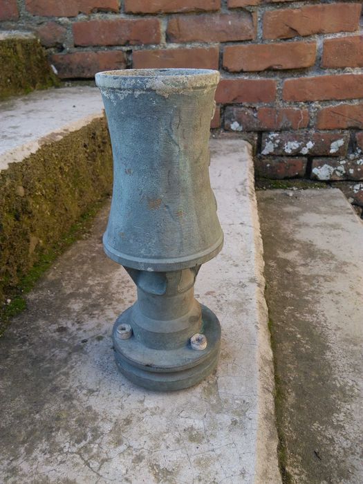 Стар бронзов пожарникарски струйник