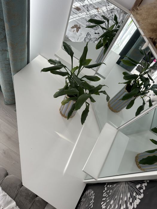 Masa de machiaj cu oglinda