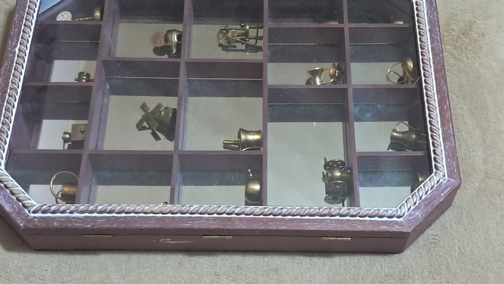 Vitrina cu 17 miniaturi din bronz