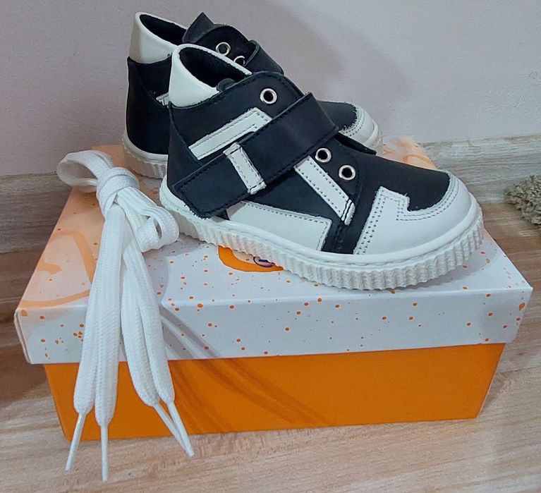 Adidasi de piele nr 22 noi la cutie cu eticheta