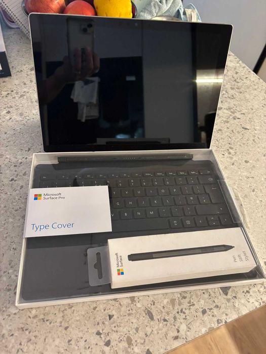 Microsoft Surface Pro + Type Cover + Surface Pen + Зарядно
