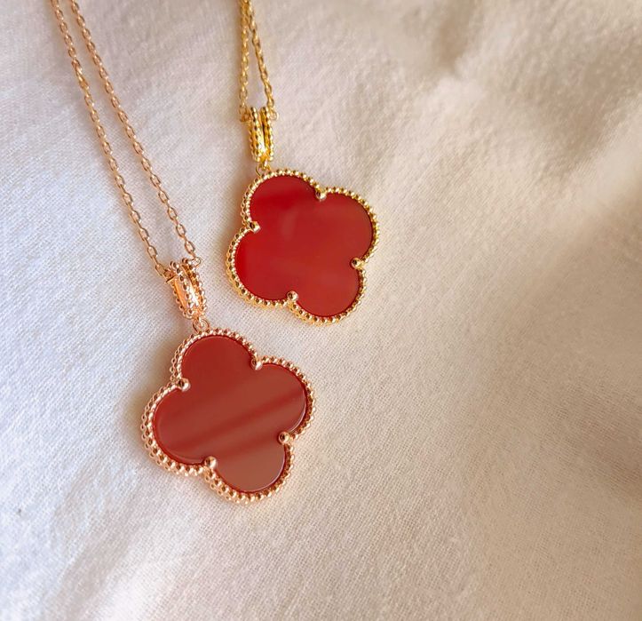 Дълго дамско колие с голяма детелина от червен карнелин, Van Cleef VCA