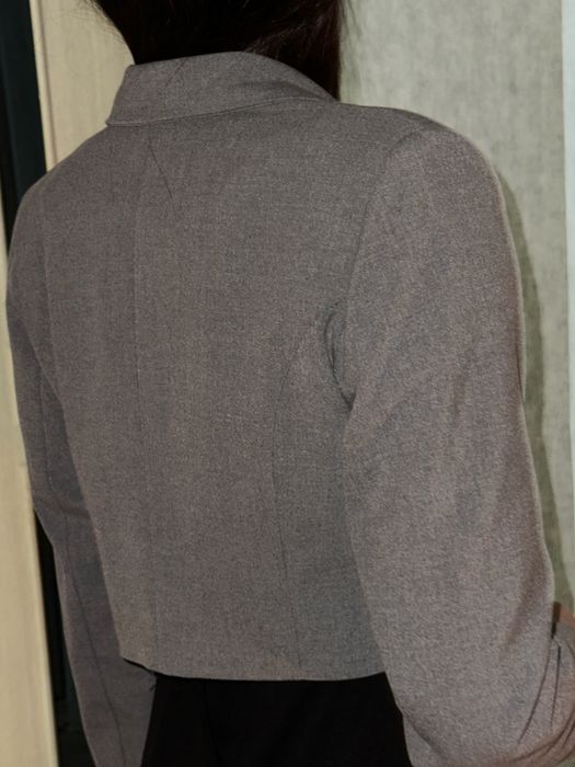 пиджак укороченный серый