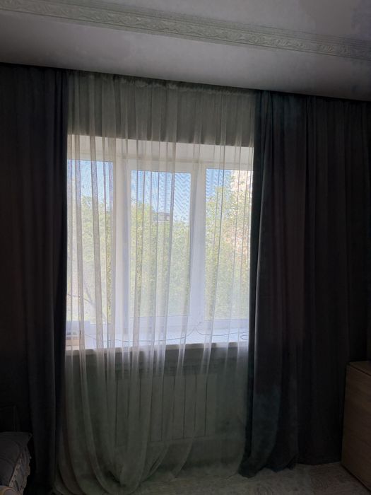 Шторы плотные серые  и тюль в сетку