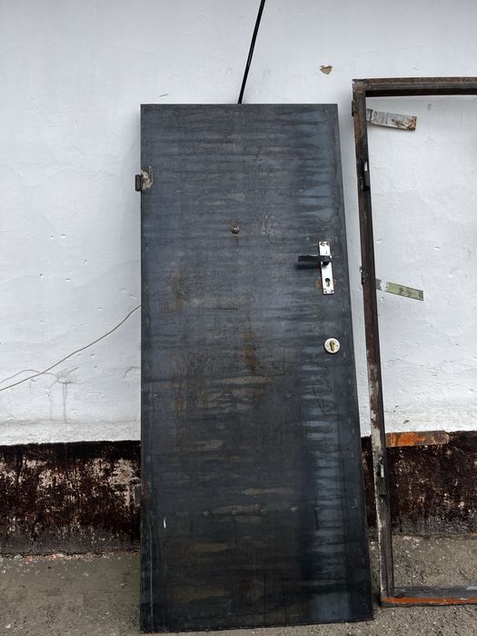 Продам железную дверь