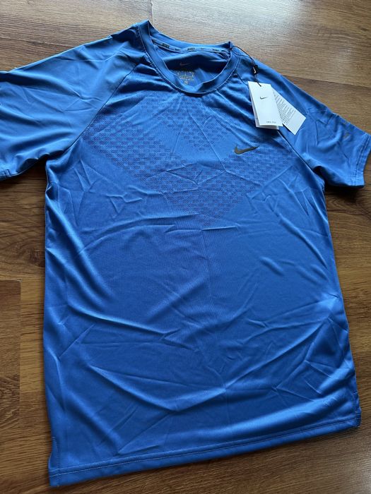 Мъжка синя тениска Nike,дишаща материя с гумирано лого