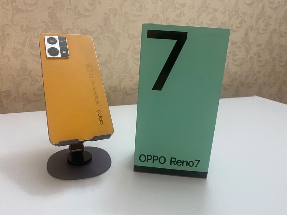 Телефон Oppo Reno 7