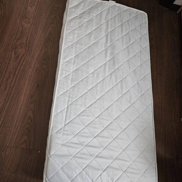 Vand saltea patut 60×120, folosita foarte putin. Ofer cadou 2 huse roz