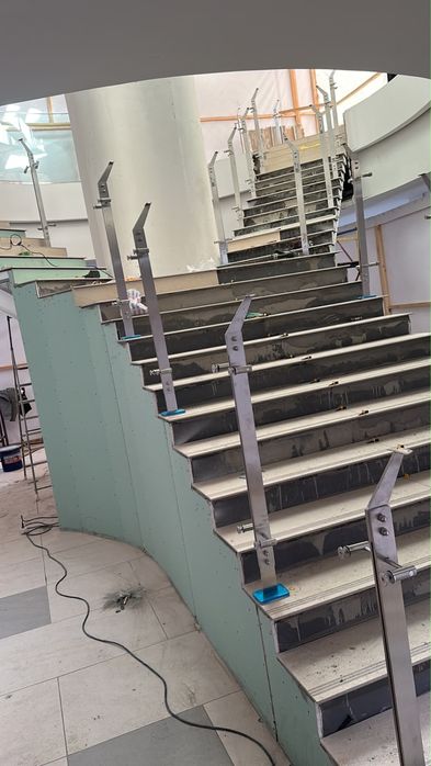 Металлические стойки