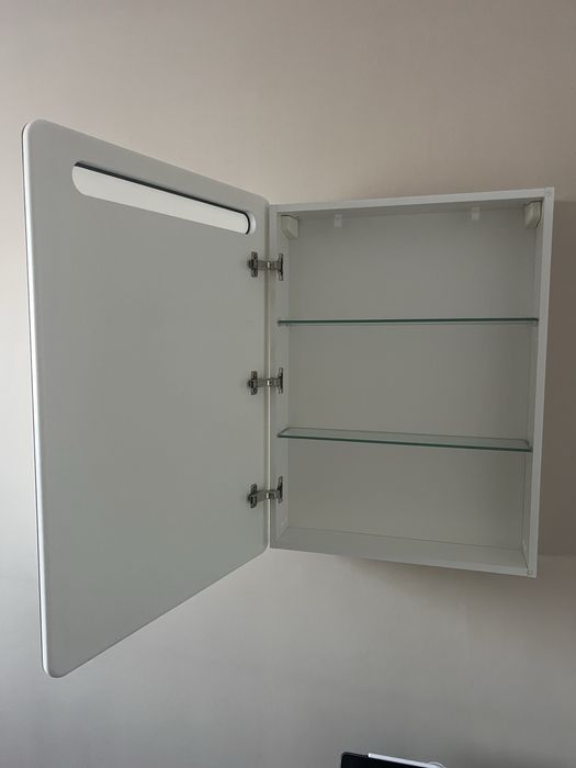 Зеркальный шкаф для ванной комнаты